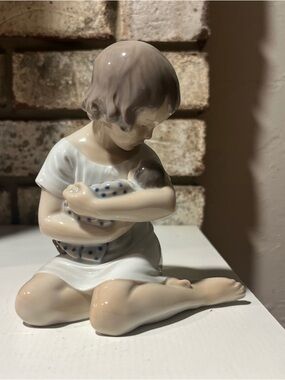 Vintage Royal Copenhagen Figurine “Girl With Doll” #1938 Made In Denmark /cb